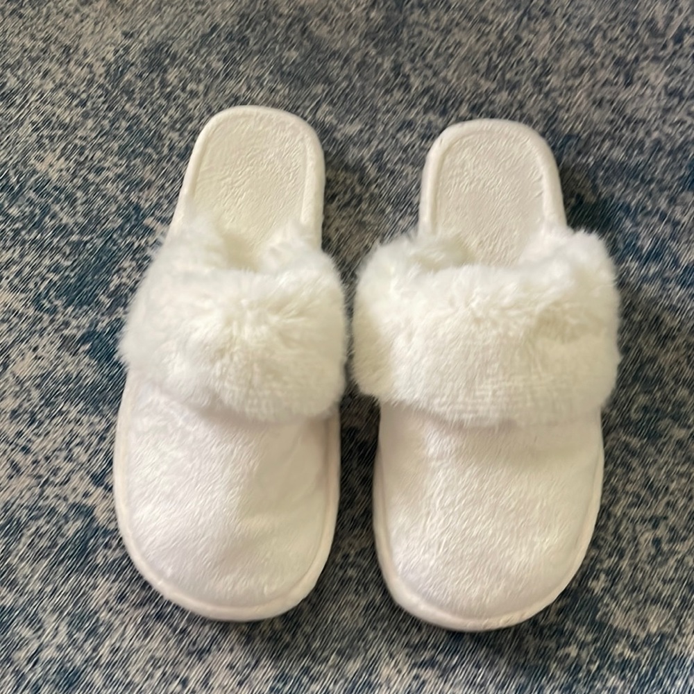 Medium Slippers Pottery Barn - WHITE